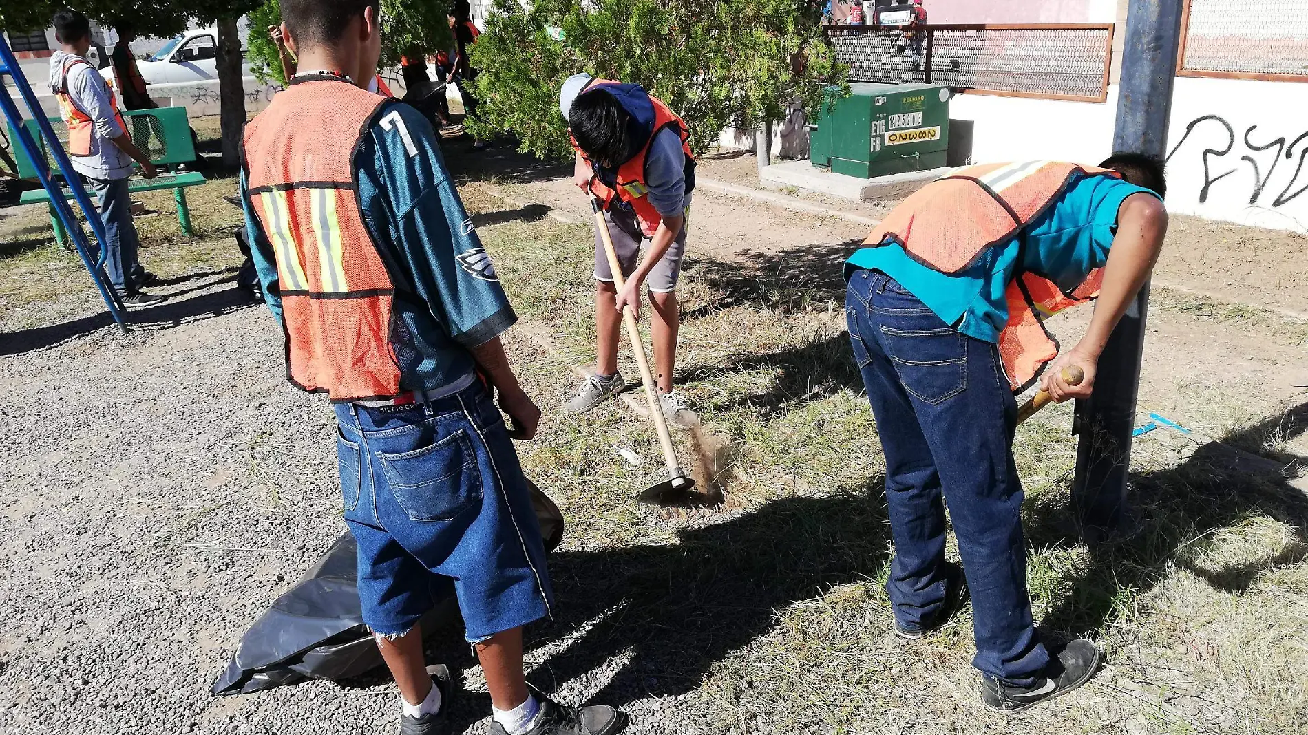 menores infractores limpiaron dos parques y convivieron con residentes de Mesón Don Bosco (1)